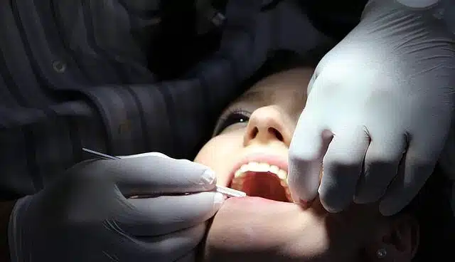 Condenan a dos dentistas por causar graves daños en la boca de una paciente
