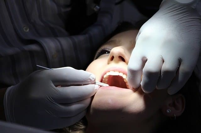 Condenan a dos dentistas por causar graves daños en la boca de una paciente