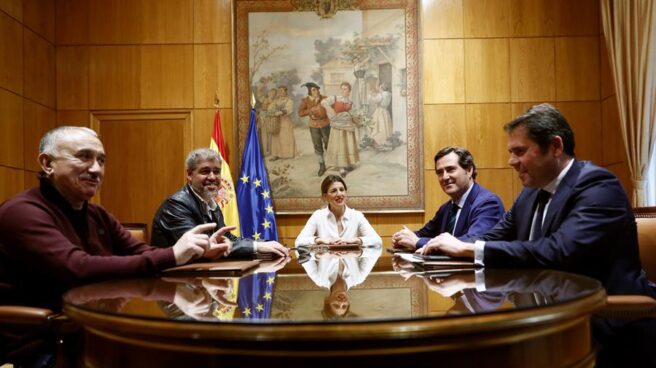 La ministra de Trabajo, Yolanda Díaz, en la primera reunión con Antonio Garamendi, Gerardo Cuerva, Unai Sordo y Pepe Álvarez.