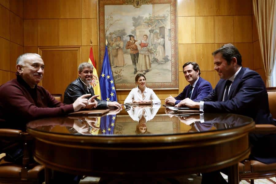 La ministra de Trabajo, Yolanda Díaz, en la primera reunión con Antonio Garamendi, Gerardo Cuerva, Unai Sordo y Pepe Álvarez.