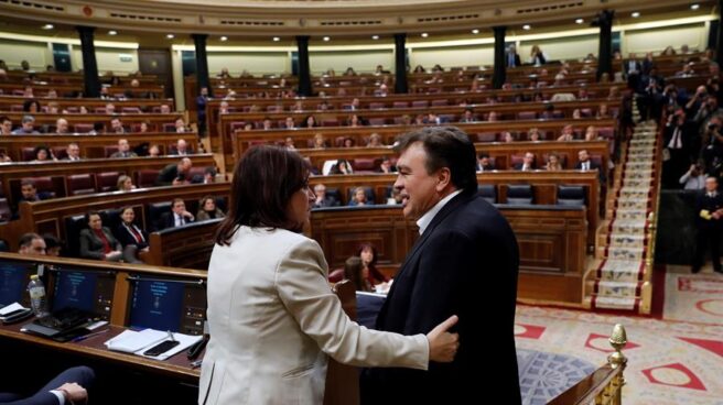 Adriana Lastra y Tomás Guitarte conversan durante la primera jornada del debate de investidura de Pedro Sánchez.