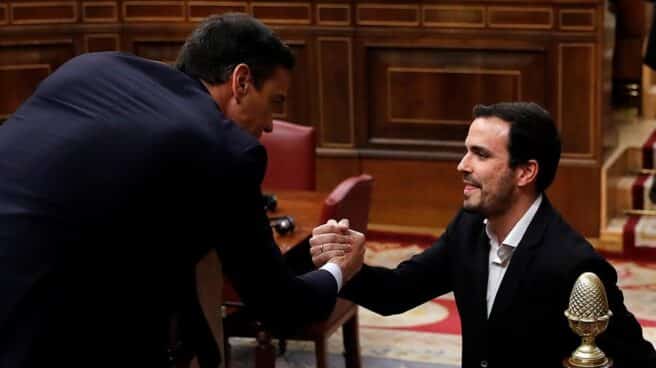 Alberto Garzón saluda a Pedro Sánchez en el Congreso de los Diputados.