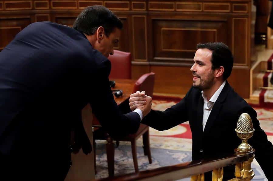 Alberto Garzón saluda a Pedro Sánchez en el Congreso de los Diputados.