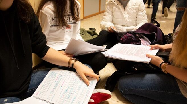 Estuadiantes ante un examen de EBAU.