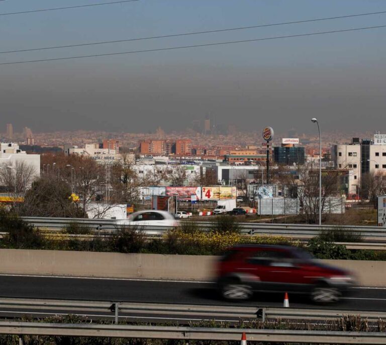 Almeida, dispuesto a "reflexionar" sobre el castigo penal a los coches contaminantes en Madrid
