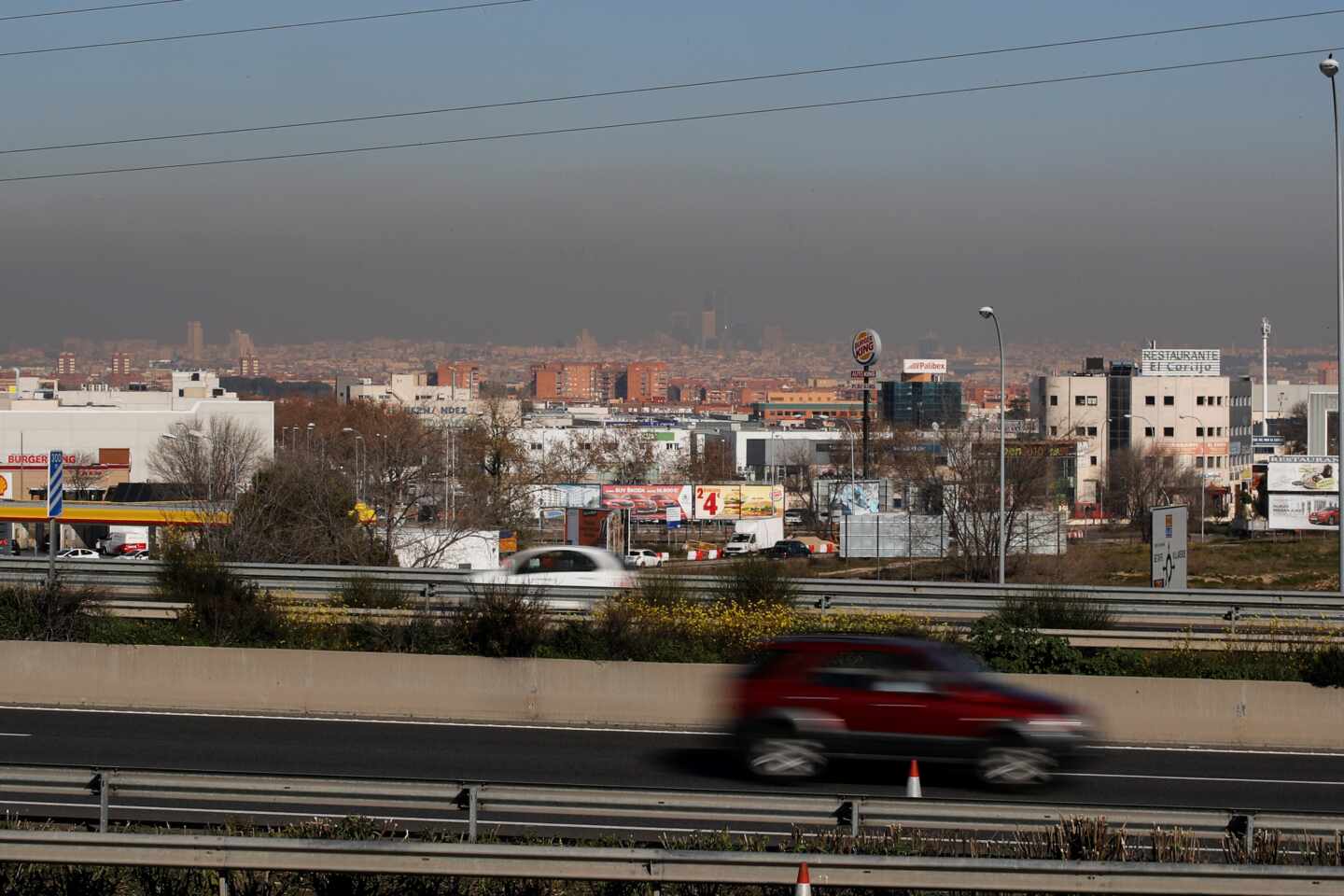 Almeida, dispuesto a "reflexionar" sobre el castigo penal a los coches contaminantes en Madrid