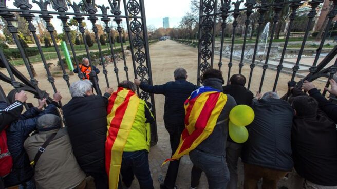 Manifestantes independentistas fuerzan las puertas del parque de la Ciutadella.