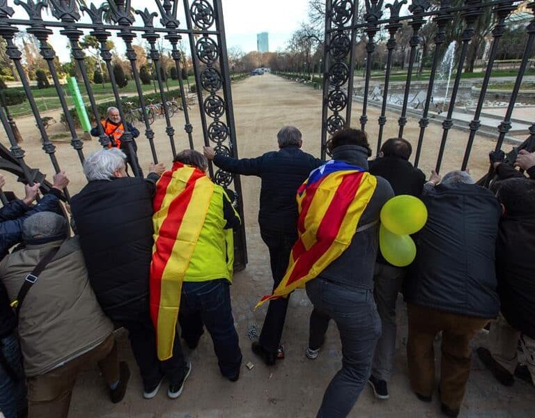 Manifestantes independentistas fuerzan los accesos del parque de la Ciutadella para concentrarse ante el Parlament