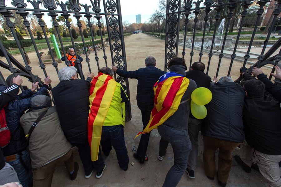 Manifestantes independentistas fuerzan los accesos del parque de la Ciutadella para concentrarse ante el Parlament