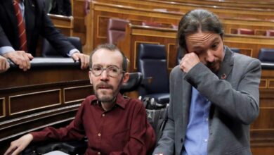 Iglesias rompe a llorar al abrazarse con Echenique tras la investidura de Sánchez