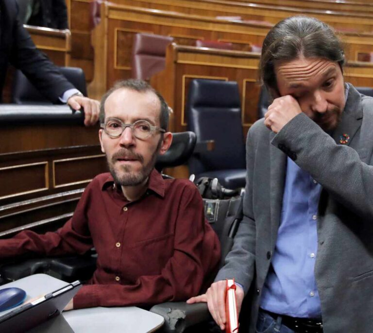 Iglesias rompe a llorar al abrazarse con Echenique tras la investidura de Sánchez