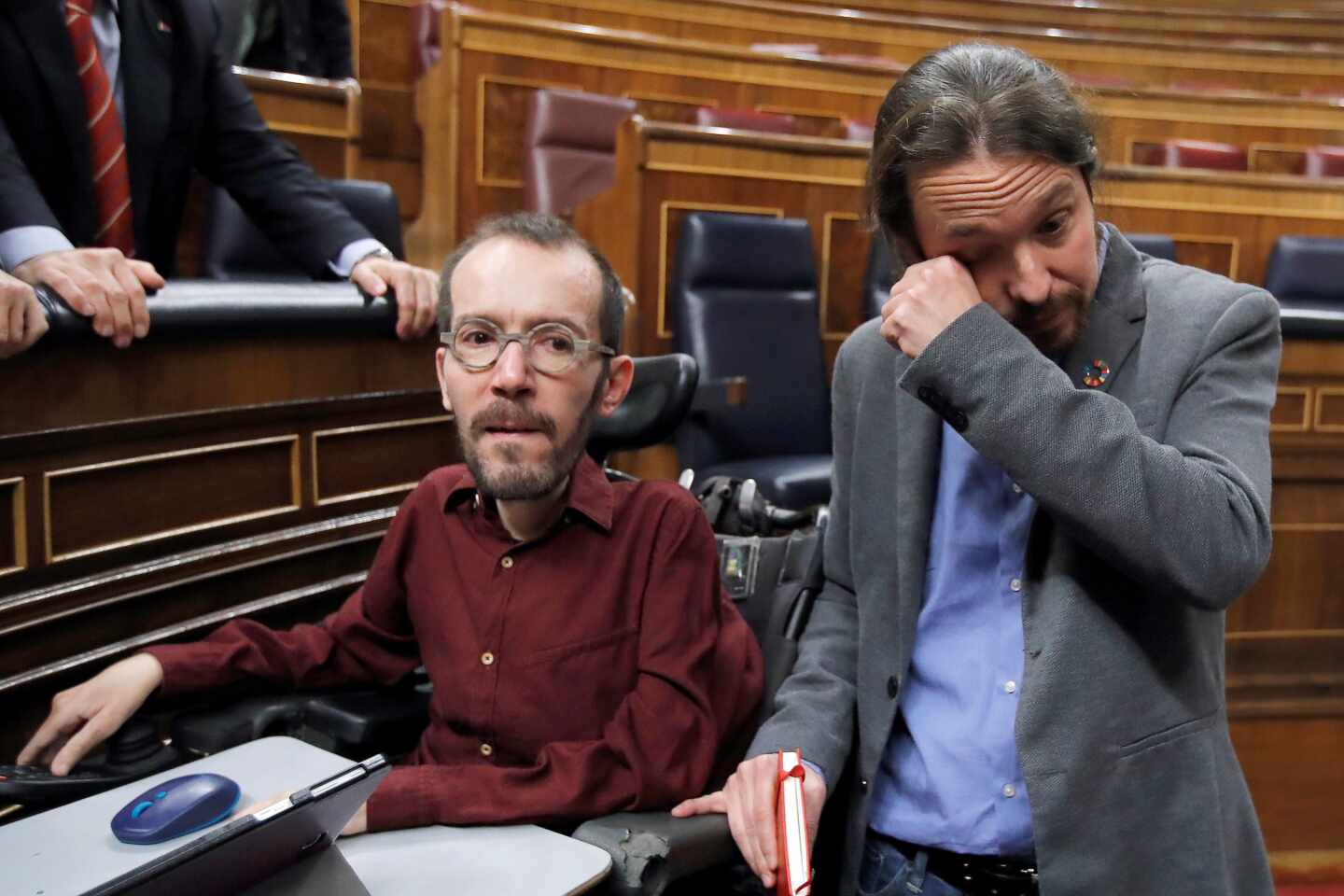 Iglesias rompe a llorar al abrazarse con Echenique tras la investidura de Sánchez