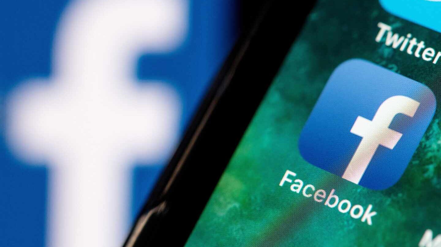 La aplicación de Facebook en un teléfono móvil.