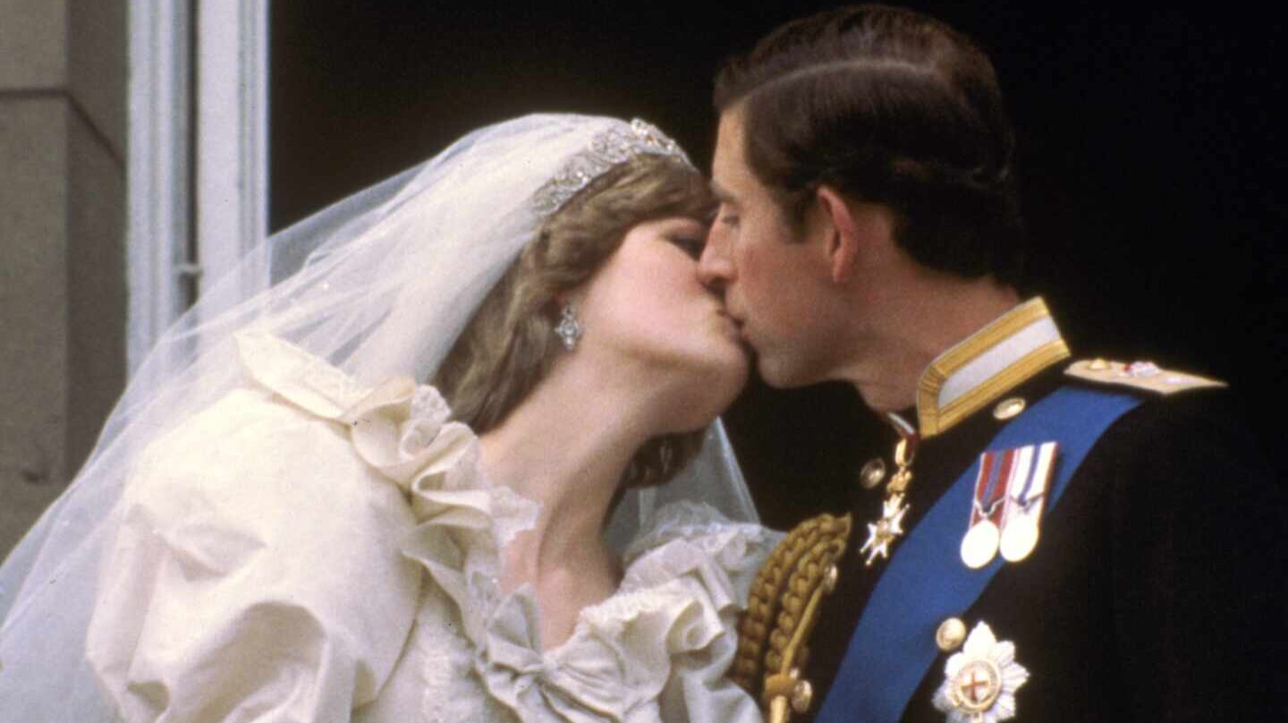 El príncipe Carlos y Diana de Gales se besan ante el pueblo británico