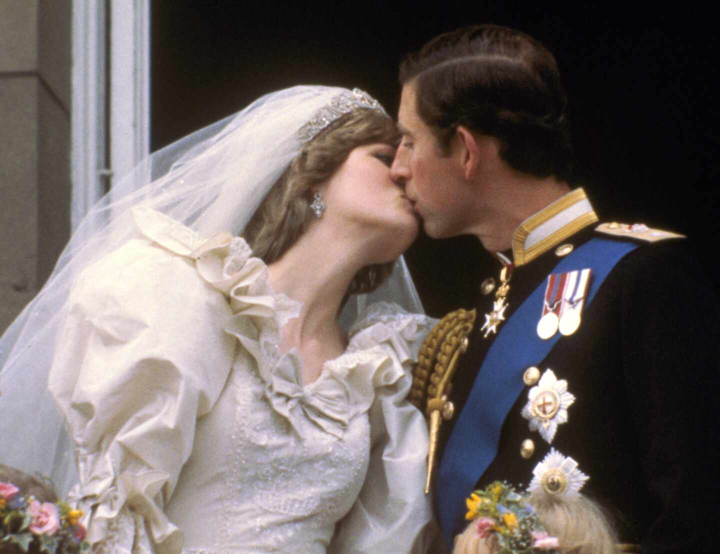 El príncipe Carlos y Diana de Gales se besan ante el pueblo británico