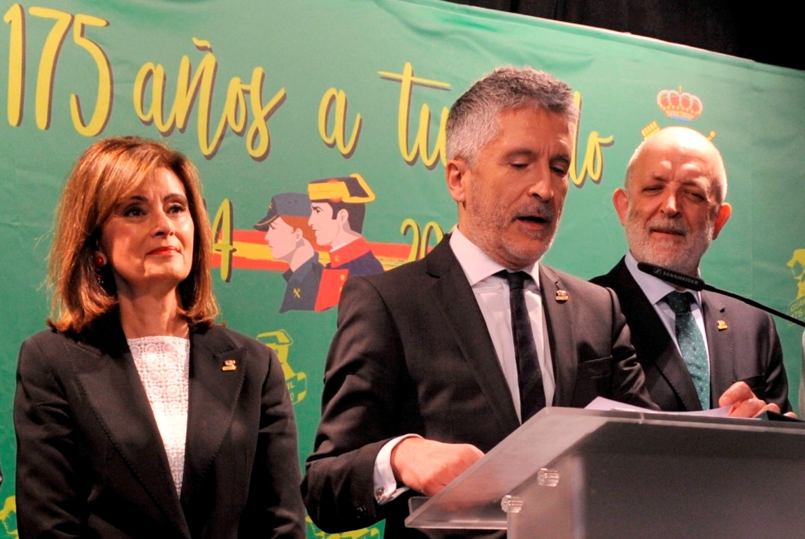 Grande-Marlaska, flanqueado por Ana Botella y Félix Azón, en un acto conmemorativo de la Guardia Civil.