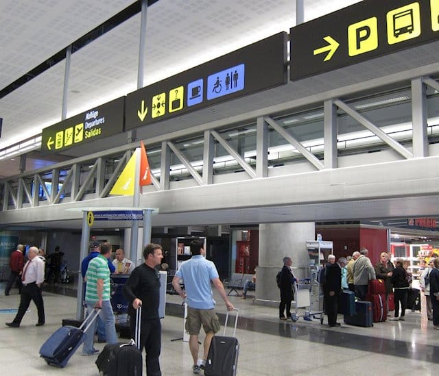 Cinco vuelos desviados en Málaga, desalojada una guardería y una vía cortada