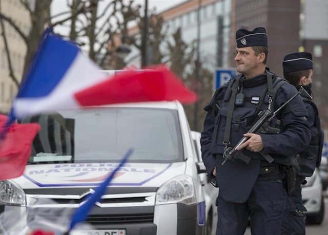 Un hombre apuñala a varios transeúntes a las afueras de París