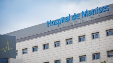 Un accidente entre tres trailers y un coche deja dos heridos y obliga a cortar carriles de la A-7