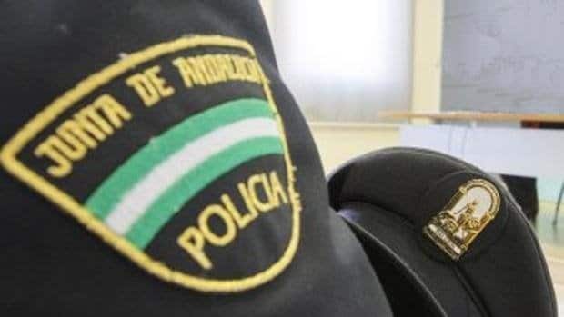 Heridos leves dos policías tras chocar contra un coche al que perseguían por la A-49 en Huelva