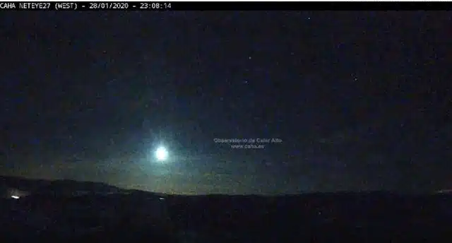 Una brillante bola de fuego provocada por una roca de un asteroide, visible en Sevilla y Cádiz