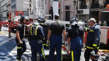 Bomberos liberan a un niño que metió la cabeza entre los barrotes de un puente de Madrid Río