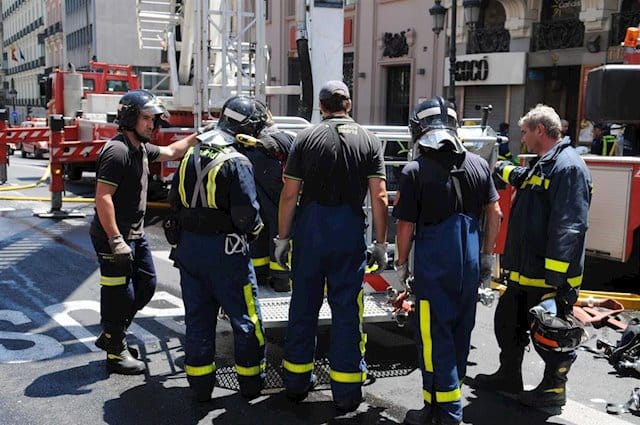 Bomberos liberan a un niño que metió la cabeza entre los barrotes de un puente de Madrid Río