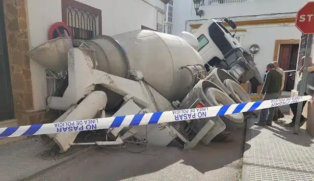 Un camión se hunde en una calle de San Fernando (Cádiz)