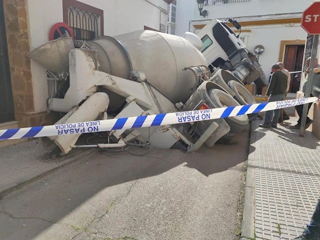 Un camión se hunde en una calle de San Fernando (Cádiz)
