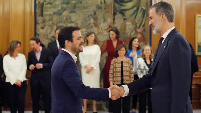 Iglesias y Garzón prometen su cargo con un pin que simboliza la lucha antifascista