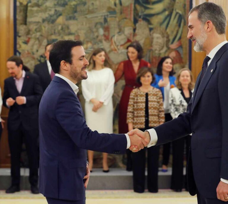 Garzón acusa al rey Felipe VI de "maniobrar contra el Gobierno" e Iglesias le exige "neutralidad política"