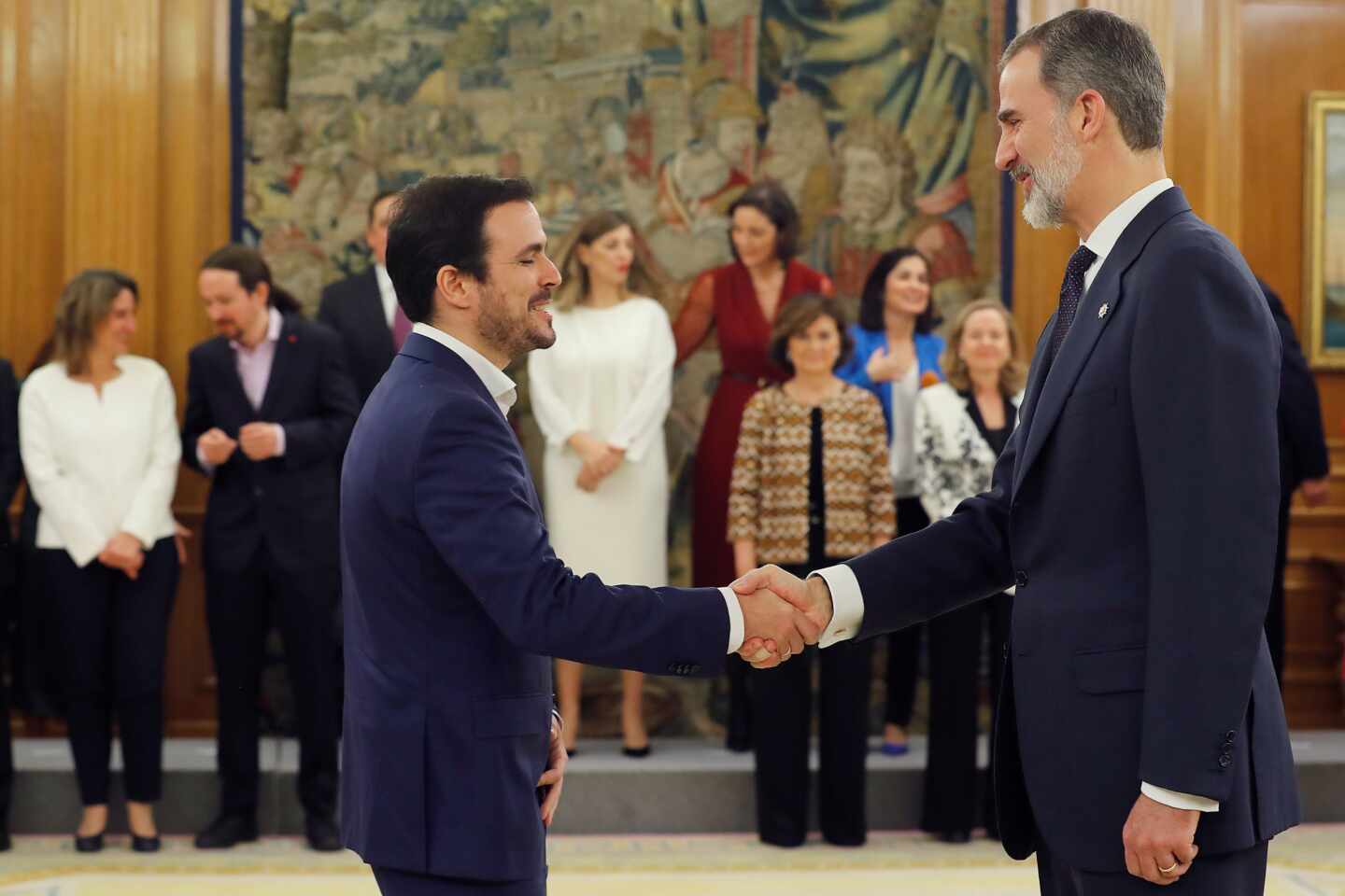 Iglesias y Garzón prometen su cargo con un pin que simboliza la lucha antifascista