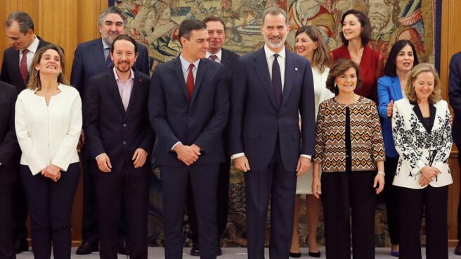 El Rey junto a Pedro Sánchez y al resto de integrantes del Gobierno, este lunes.