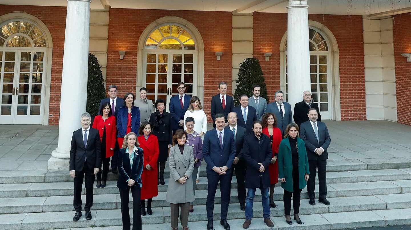 Foto de familia del Gobierno en su primer Consejo de Ministros.