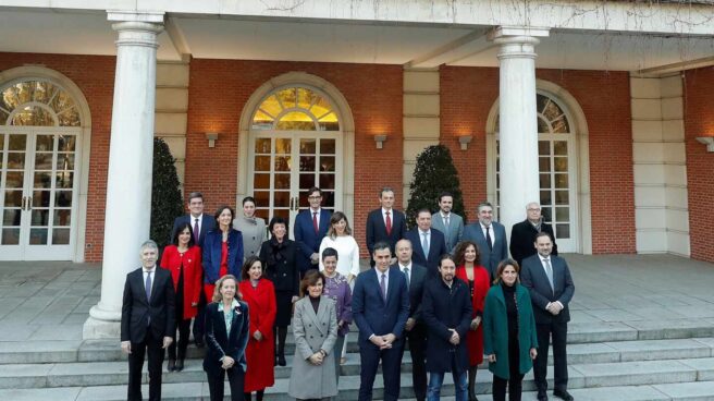 Foto de familia del Gobierno en su primer Consejo de Ministros.