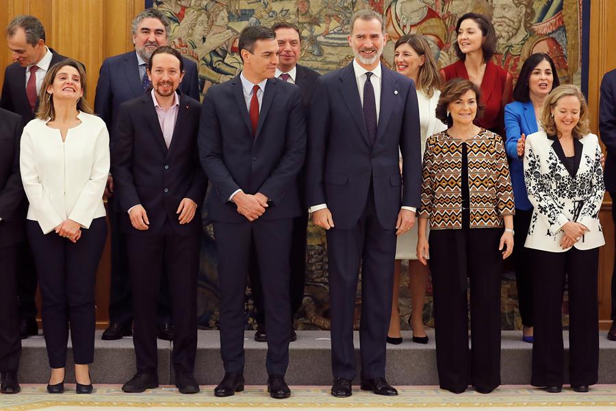 El Rey junto a Pedro Sánchez y al resto de integrantes del Gobierno, este lunes.