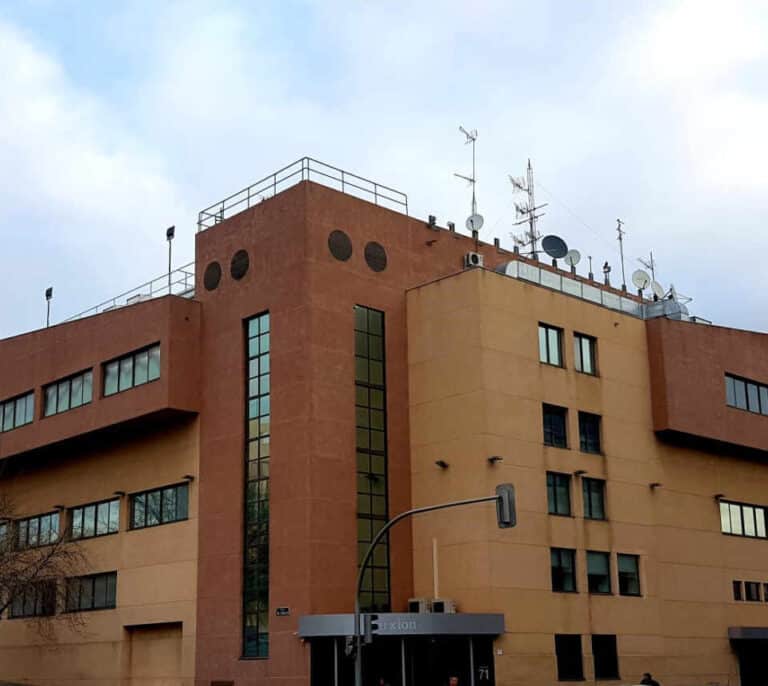 El edificio de Madrid por el que pasan todos tus whatsapps y las series de Netflix