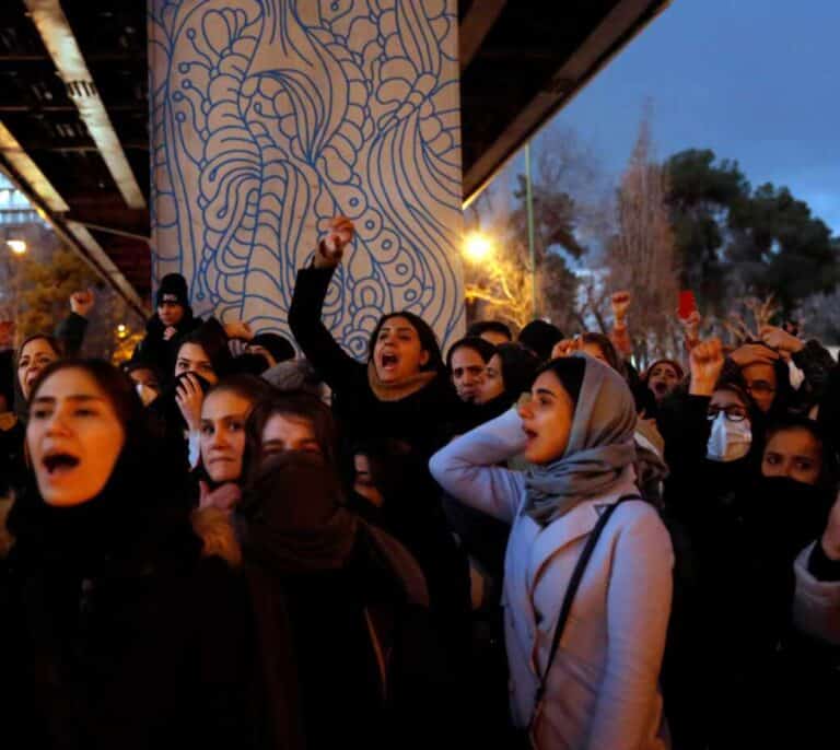 Los iraníes, en las calles: "No queremos la República Islámica. Muerte al dictador"