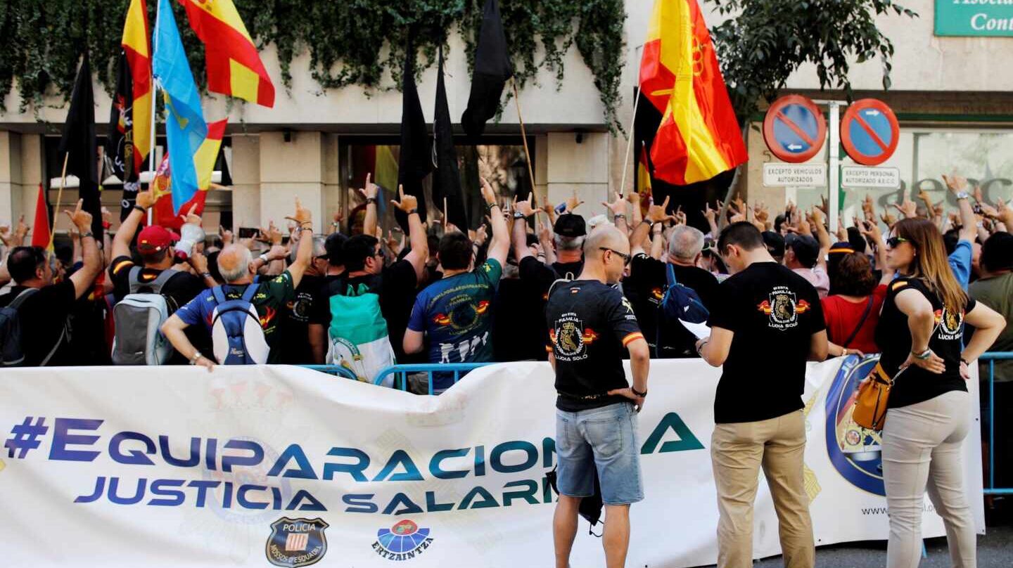 Protesta de afiliados y simpatizantes de Jucil y Jupol a las puertas de la Secretaría de Estado de Seguridad el pasado verano.