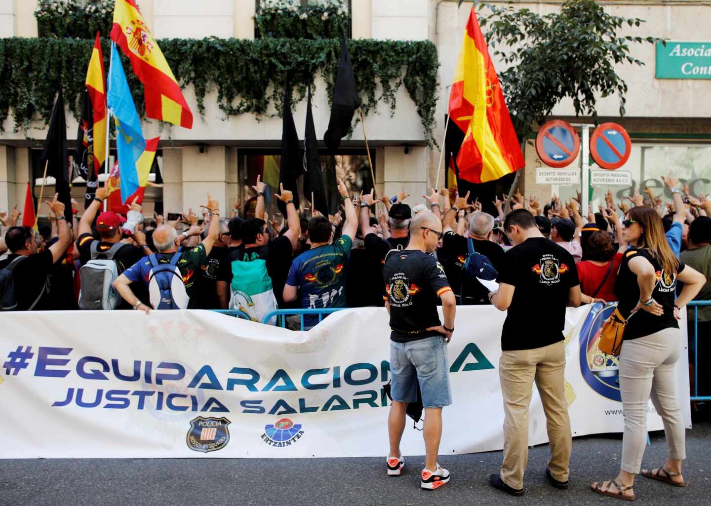 Protesta de afiliados y simpatizantes de Jucil y Jupol a las puertas de la Secretaría de Estado de Seguridad el pasado verano.