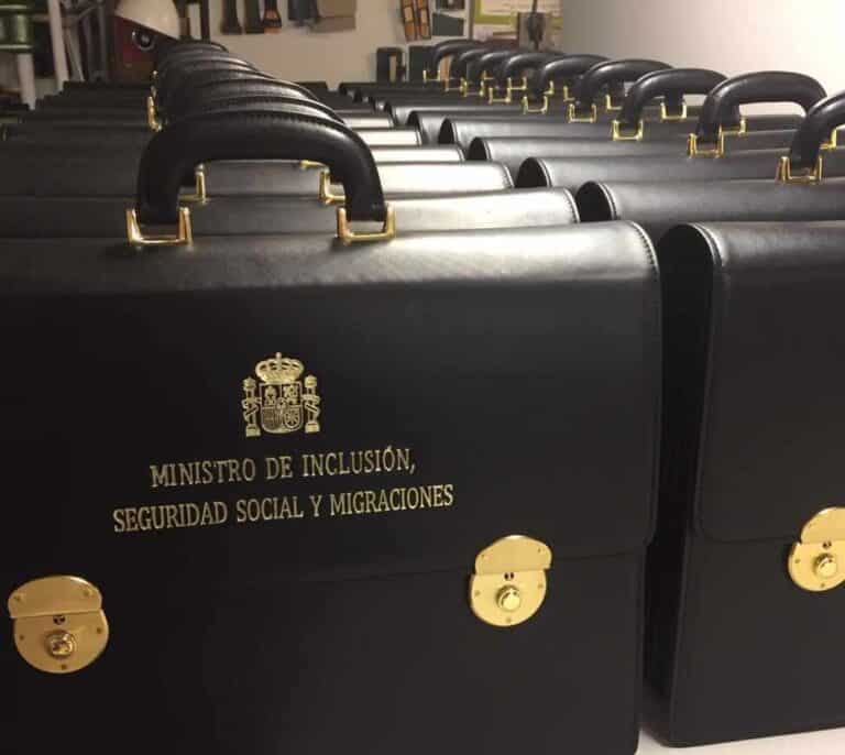 El artesano que surte de carteras al macrogobierno de Pedro Sánchez