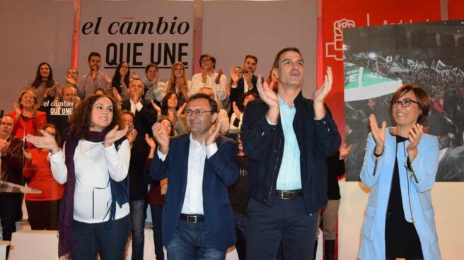 María Gámez (a la derecha), junto a Pedro Sánchez en un acto del PSOE en Málaga.