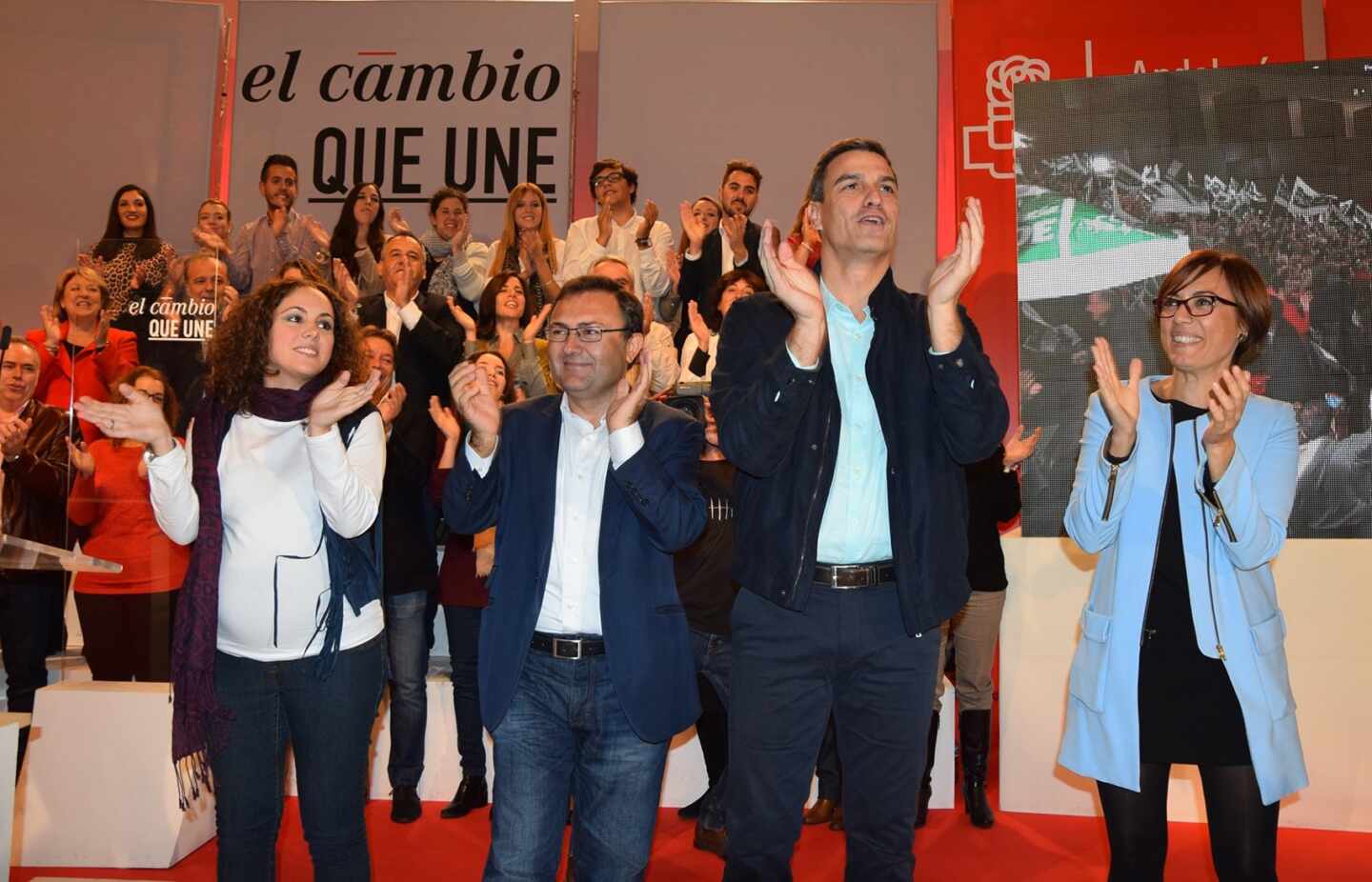 María Gámez (a la derecha), junto a Pedro Sánchez en un acto del PSOE en Málaga.