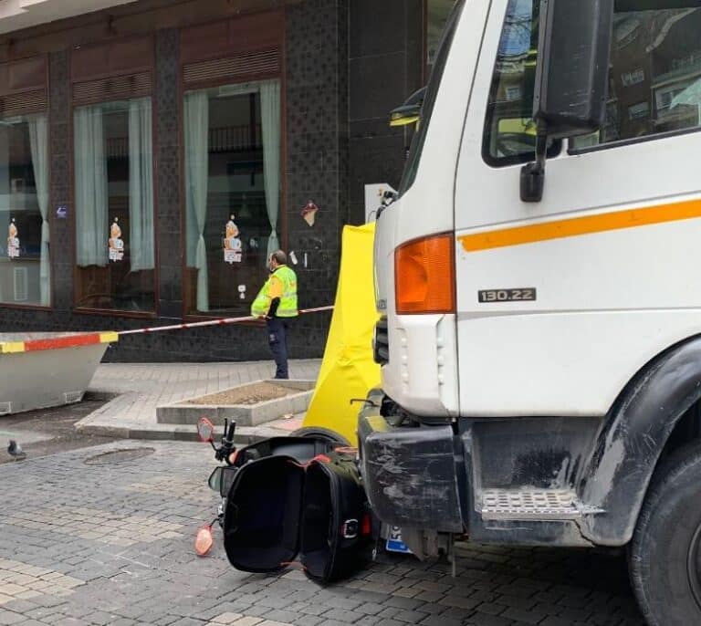 Muere un motorista al colisionar contra un camión en la calle Bravo Murillo