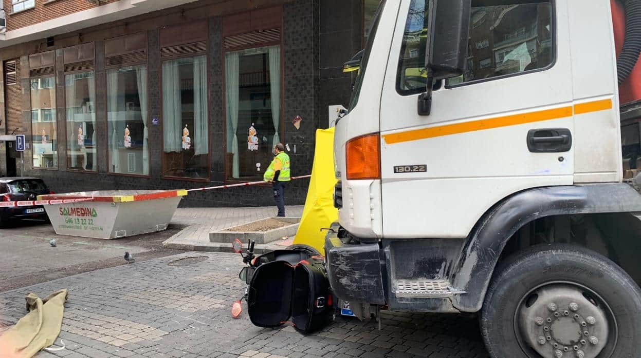 Muere un motorista al colisionar contra un camión en la calle Bravo Murillo