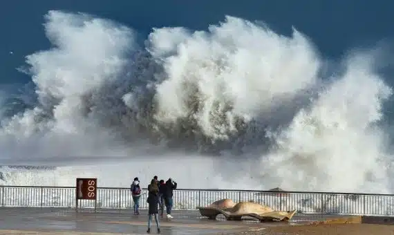 Las playas catalanas sufren el peor temporal de este siglo