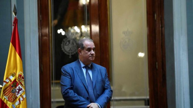 La Policía desoye a Transparencia y oculta la resolución de cese del médico al que purgó Francisco Pardo Piqueras, director general de la Policía, en un acto oficial.