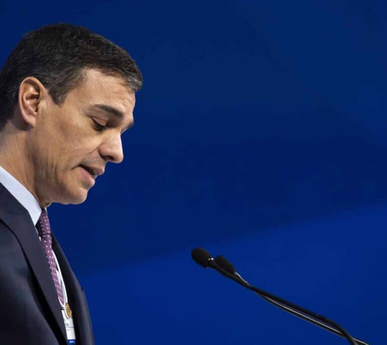 Sánchez busca el consenso: tranquiliza a las multinacionales y modera la subida del SMI