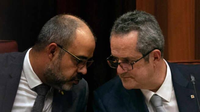 El ex consejero de Interior, Joaquim Forn, junto a Miquel Buch en el Parlament.