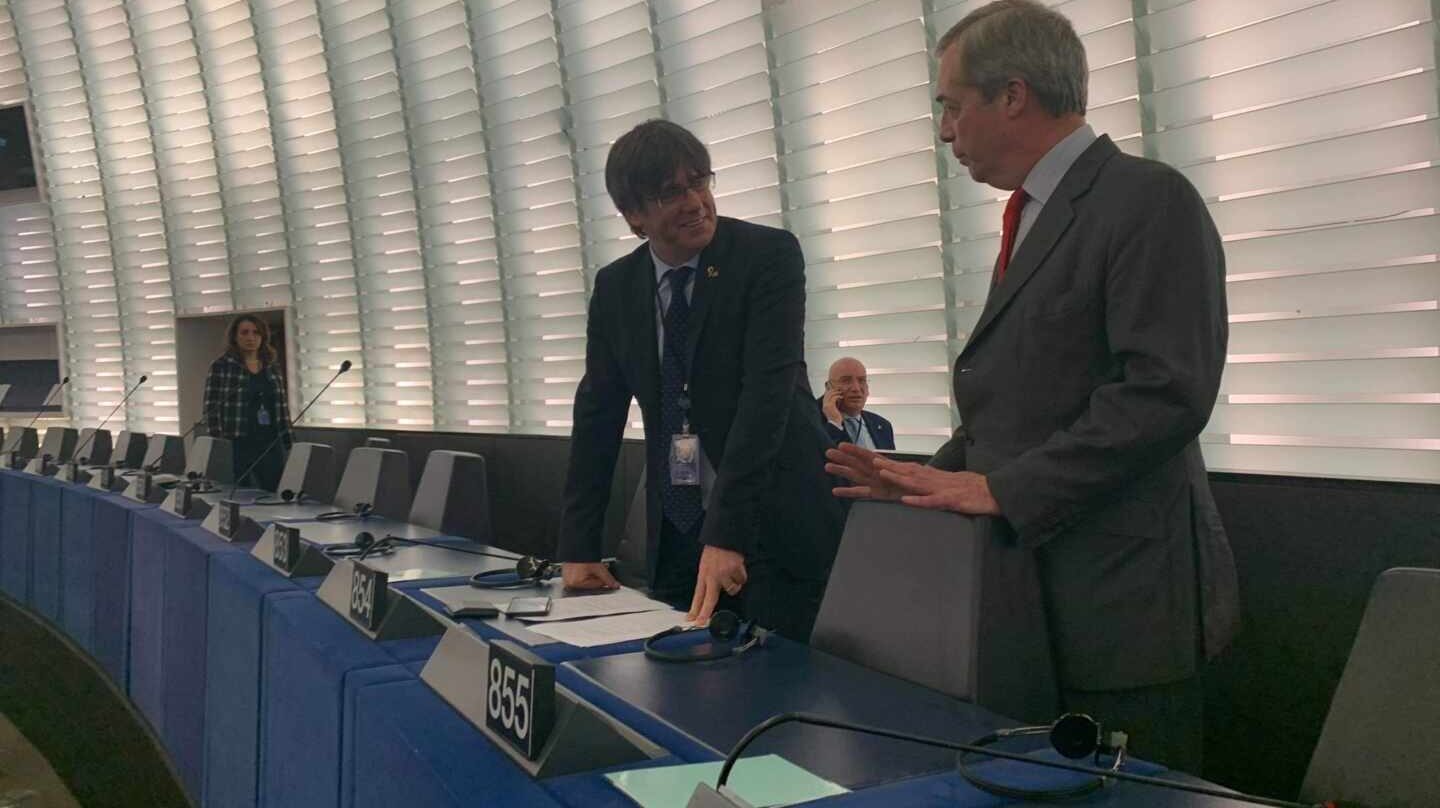 Puigdemont compadrea en el Parlamento Europeo con Nigel Farage, el impulsor del Brexit